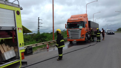 Bomberos controló un principio de incendio en un camión