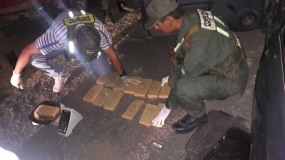 Detuvieron a dos penitenciarios con droga en Lapachito