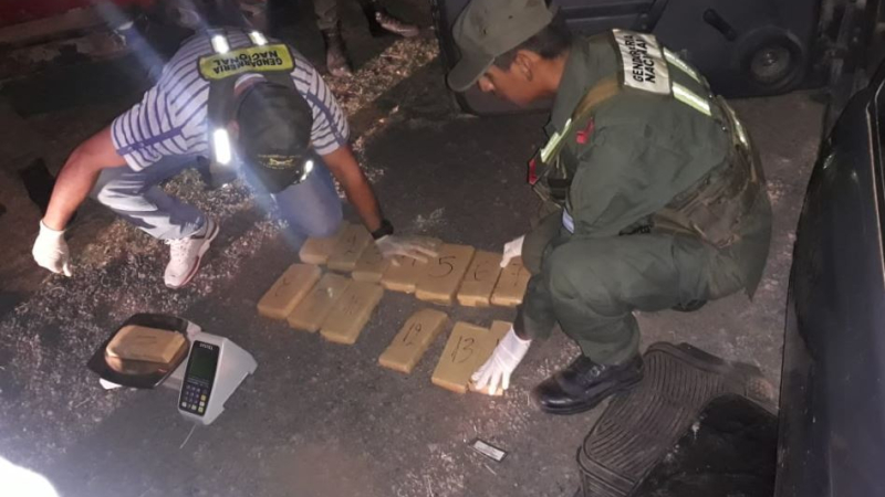 Detuvieron a dos penitenciarios con droga en Lapachito