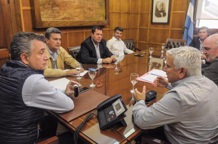 02- Ayer en buenos Aires, el Intendente Juan Carlos Polini se reunió y productores algodonero mantuvieron una reunión con el Secretario Luis Miguel Etchevehere.jpg