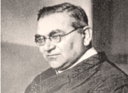 sacerdote-JUAN-HOLZER.jpg