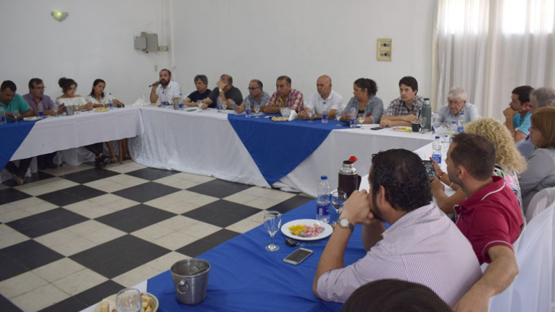 Intendentes del PJ ratifican contundente respaldo al gobernador Domingo Peppo