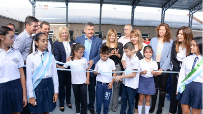 Peppo inauguró obras en la EGB 319 y un grupo de docentes se manifestó