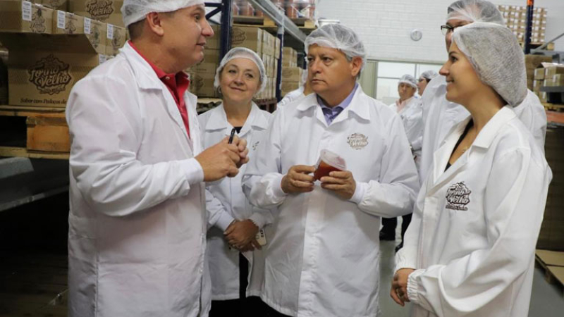 El gobernador visitó empresa de dulces y abrió posibilidad de intercambio productivo
