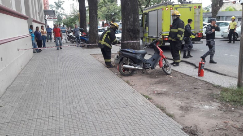 Bomberos intervienen en un incendio de un transformador