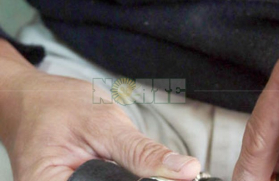 Cuando comprar zapatos es un lujo, repararlos es la única opción
