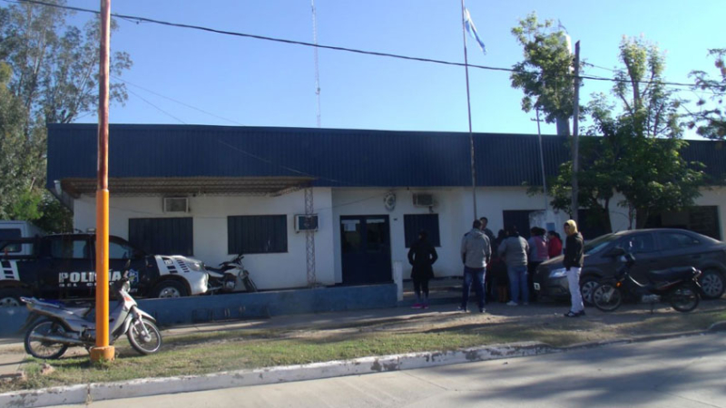 Du Graty: a golpes de puño, delincuente roba el celular a una joven