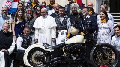 El papa Francisco dejó su firma en una Harley Davidson