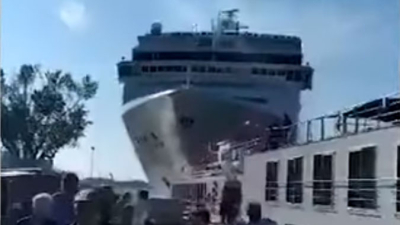 Pánico en Venecia: un crucero fuera de control chocó un barco de turismo