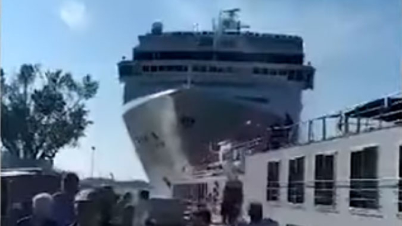 Pánico en Venecia: un crucero fuera de control chocó un barco de turismo