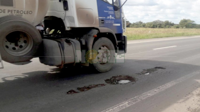 La ruta del Mercosur con numerosos baches y sin señalización