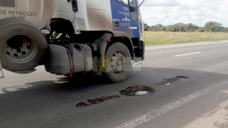 La ruta del Mercosur con numerosos baches y sin señalización