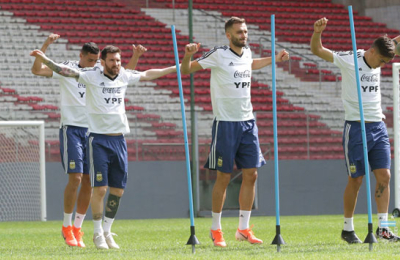 Scaloni juega a las escondidas 