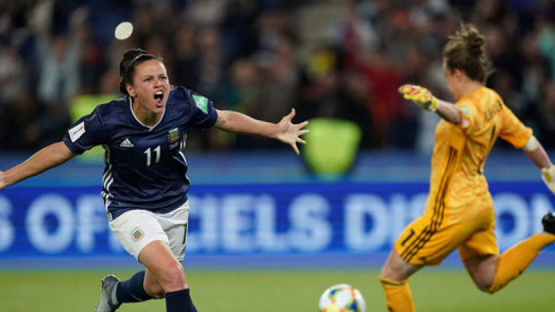 Argentina remontó tres goles y empató ante Escocia