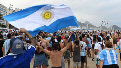La hinchada argentina hizo un banderazo en apoyo a la Selección en Copacabana