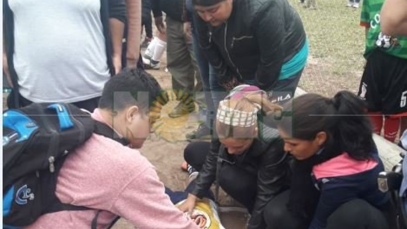 Sáenz Peña: jugaba un torneo de fútbol y se le cayó encima un poste de luz