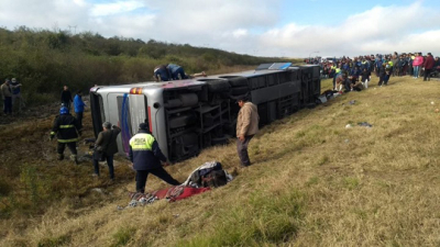 Tucumán: al menos 16 muertos al volcar un colectivo en el que viajaba un contingente de jubilados