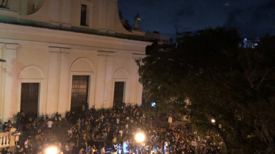 Puerto Rico: con el país en vilo, el gobernador demoraba mensaje