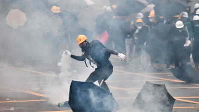Policía de Hong Kong disuelve a la fuerza una manifestación prohibida