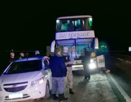 poli muerto en colectivo1.jpg