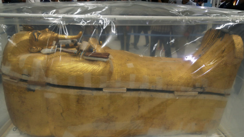 Egipto prepara la exhibición del sarcófago de Tutankamón