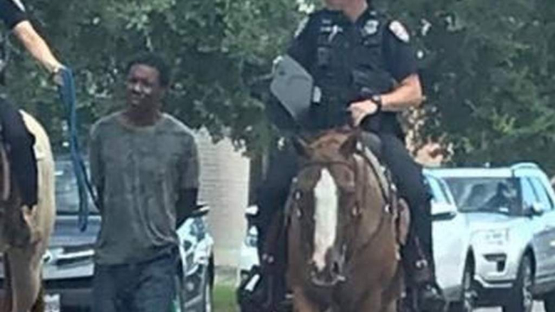 Texas: el escándalo de los policías llevando con una cuerda a un detenido
