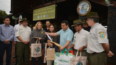 Familia chaqueña, visitante 1 millón de la temporada 2019 llega al Parque Nacional Iguazú