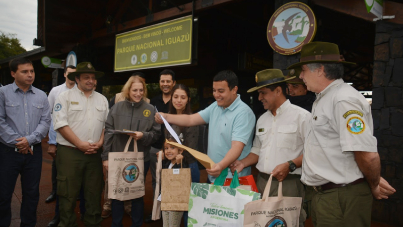 Familia chaqueña, visitante 1 millón de la temporada 2019 llega al Parque Nacional Iguazú