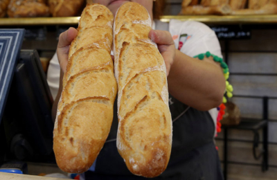 Diez locales ofrecerán desde hoy el kilo de pan a 55 pesos