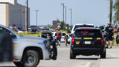 Al menos 5 muertos y 21 heridos en un tiroteo masivo desde un vehículo en marcha en Texas