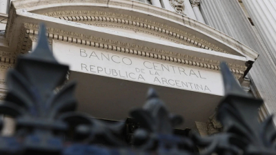A partir de mañana, se limitará la compra de dólares y los exportadores deberán liquidar divisas