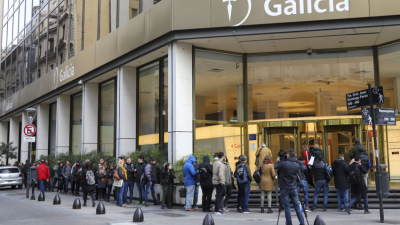 Pequeños ahorristas hicieron cola en los bancos para retirar y comprar dólares