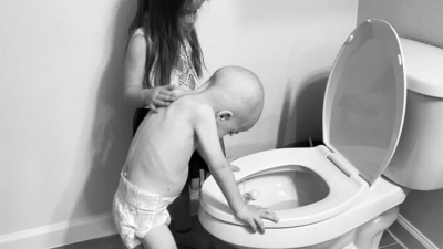 La historia detrás de la foto más conmovedora: una nena de 5 años consuela a su hermano enfermo de cáncer