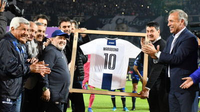 Maradona fue homenajeado en el Kempes