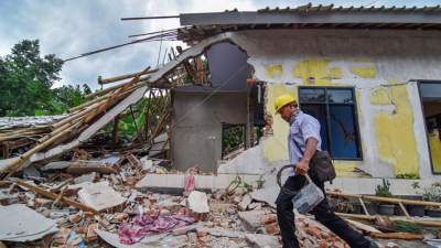 Al menos 20 muertos por un sismo de magnitud 6,5 en las islas Molucas de Indonesia
