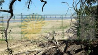 El río Paraná deja expuesta la costa chaqueña