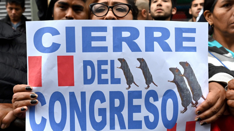 El presidente peruano disolvió constitucionalmente el Congreso