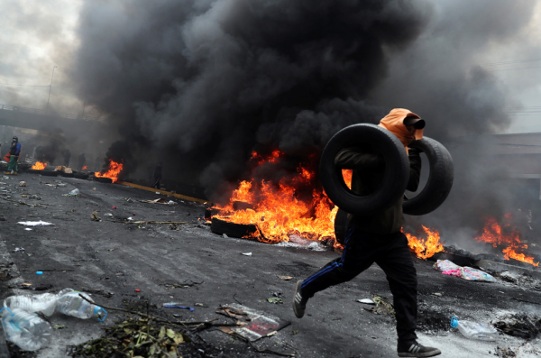 Quito se vio sacudido en el décimo día de enfrentamientos contra los planes de austeridad de Moreno, en tensa jornada en la que se incendió el edificio de la contraloría del Estado y se bloquearon los accesos al aeropuerto.