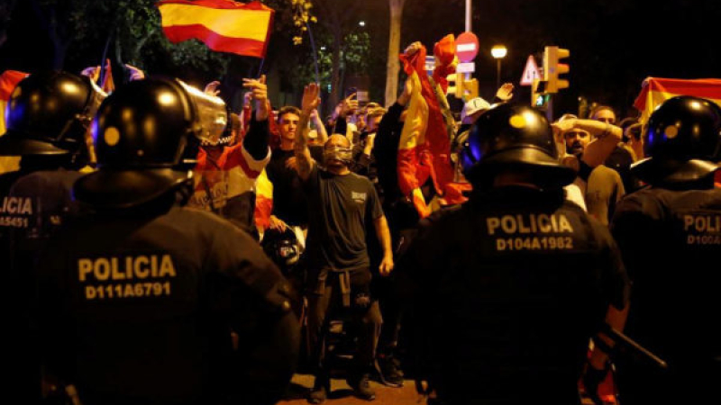 Crece la violencia en Barcelona: Ultras de extrema derecha e independentistas radicales se enfrentan