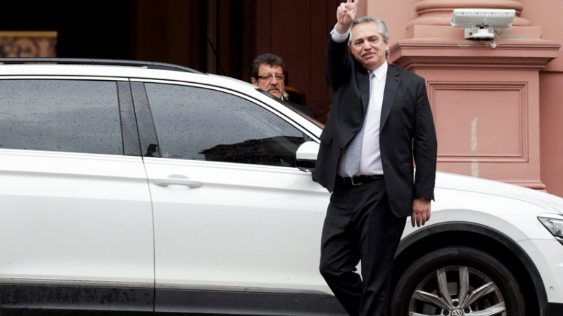 Tras poco más de una hora, terminó la reunión entre Macri y Fernández en la Rosada
