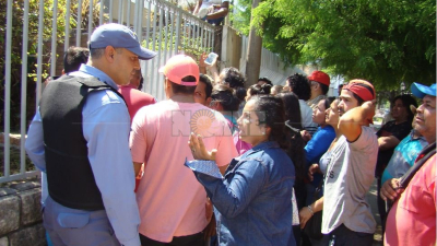 La demora en la entrega de módulos alimentarios generó manifestaciones y disturbios en una sede de Desarrollo Social