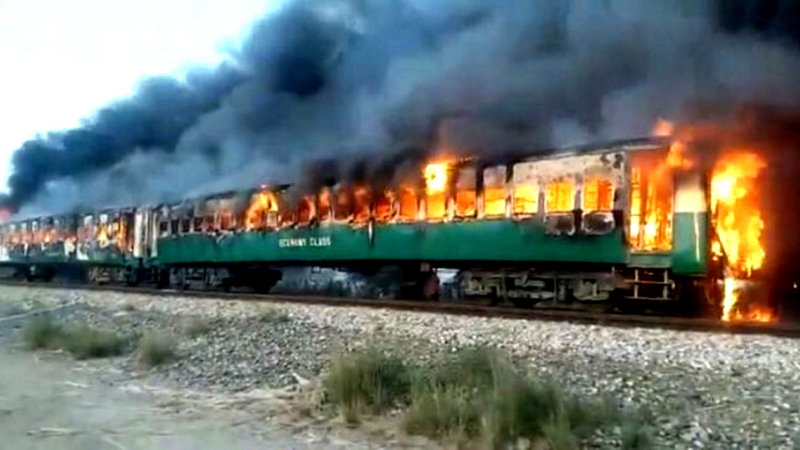 Pakistán: al menos 73 muertos por la explosión de una garrafa en un tren