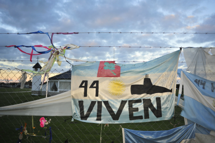 Banderas cubren el perimetro de la base naval.jpg