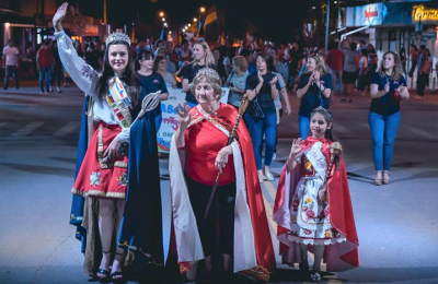 Segunda noche con desfile y elección de abuelos inmigrantes en Las Breñas