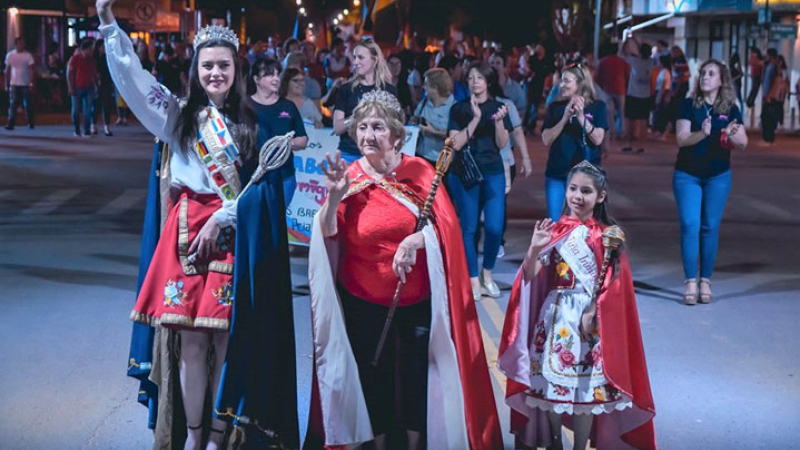 Segunda noche con desfile y elección de abuelos inmigrantes en Las Breñas