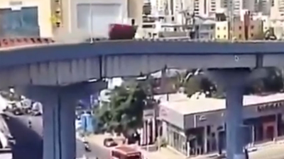 Un muerto y seis heridos por un auto que cayó de una autopista en India