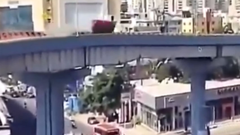 Un muerto y seis heridos por un auto que cayó de una autopista en India