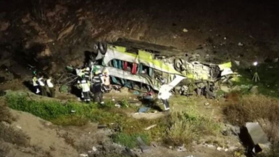 Chile: al menos 20 muertos al caer un micro interurbano por un barranco