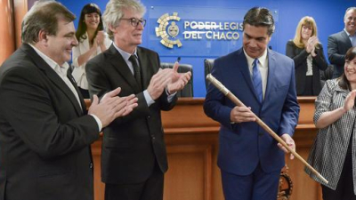 El gobernador recibió un bastón de mando con madera presidencial