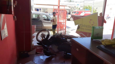 Charata: Perdió el control de la moto y se incrustó en un comercio